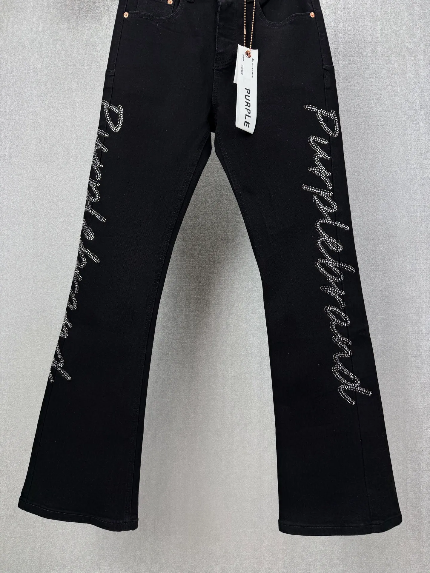 PURPLE BRAND 2026 New Arrival Couple Style Flared Loose Jeans with Diamond Letters on Both Sides High Version High Version Top Ceiling Quality Styles with different wash textures, very friendly to people with thin legs and thick legs. The loose version of the boot is very flattering to the leg shape. Moderate length that never goes out of style, easy to match with casual, basic styling for various styles, a must-have in the wardrobe! The fabric is stiff but also makes the upper body soft without losing texture. The washing process is even more perfect. It is a must-have item for everyone! ! ! Washed wheat, hang tag, pants label, three labels complete Color: Black Size: 28, 30, 32, 34, 36 (five sizes)